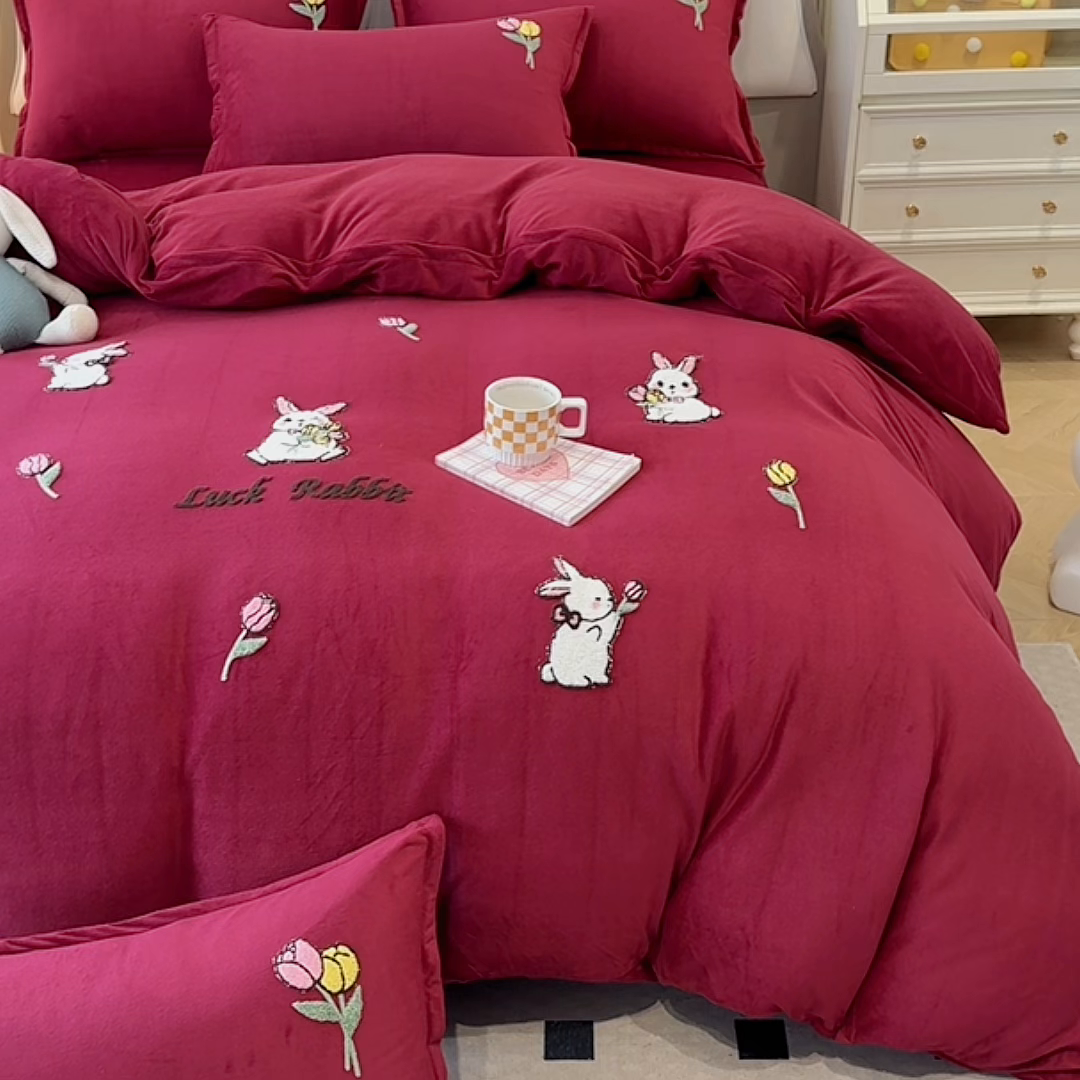 91家纺网 家纺一手货源 找家纺 提花大世界 2025新款宝宝绒绣花款牛奶绒婴儿绒保暖四件套 兔兔花园-酒红