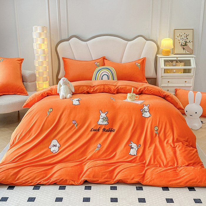 91家纺网 家纺一手货源 找家纺 提花大世界 2025新款宝宝绒绣花款牛奶绒婴儿绒保暖四件套 兔兔花园-橘色