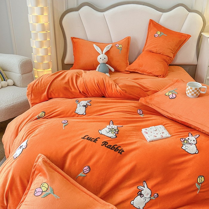 91家纺网 家纺一手货源 找家纺 提花大世界 2025新款宝宝绒绣花款牛奶绒婴儿绒保暖四件套 兔兔花园-橘色