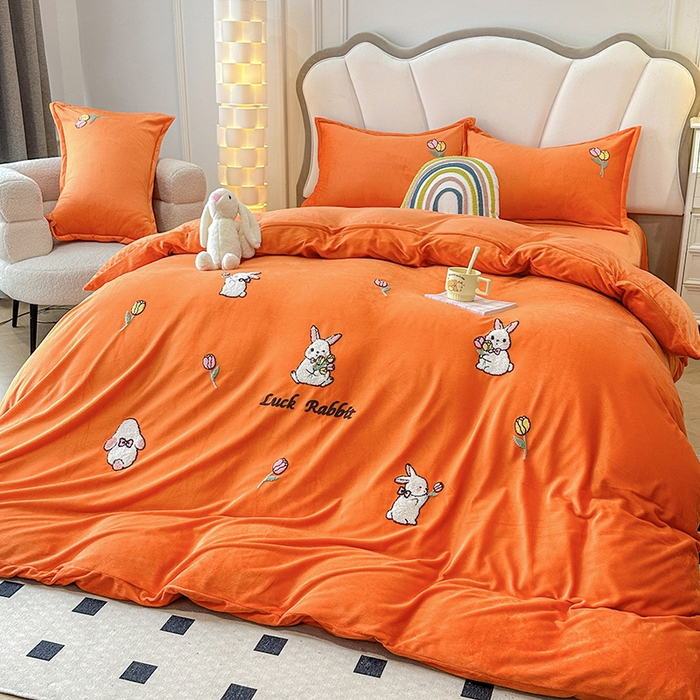 91家纺网 家纺一手货源 找家纺 提花大世界 2025新款宝宝绒绣花款牛奶绒婴儿绒保暖四件套 兔兔花园-橘色