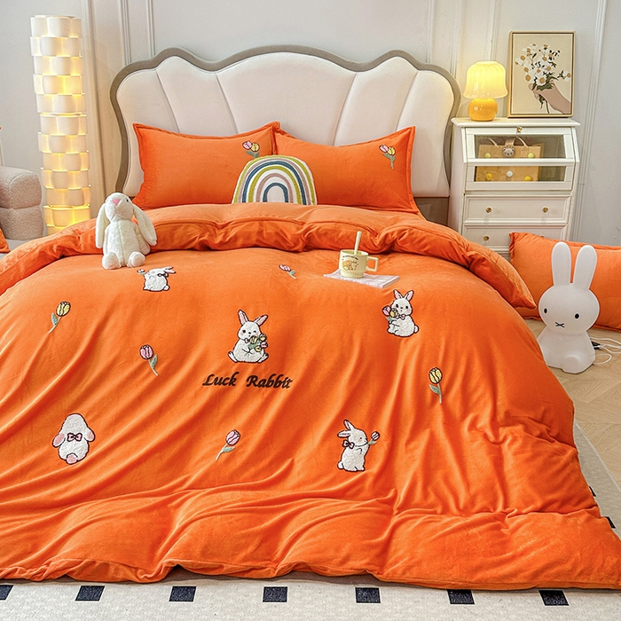 91家纺网 家纺一手货源 找家纺 提花大世界 2025新款宝宝绒绣花款牛奶绒婴儿绒保暖四件套 兔兔花园-橘色