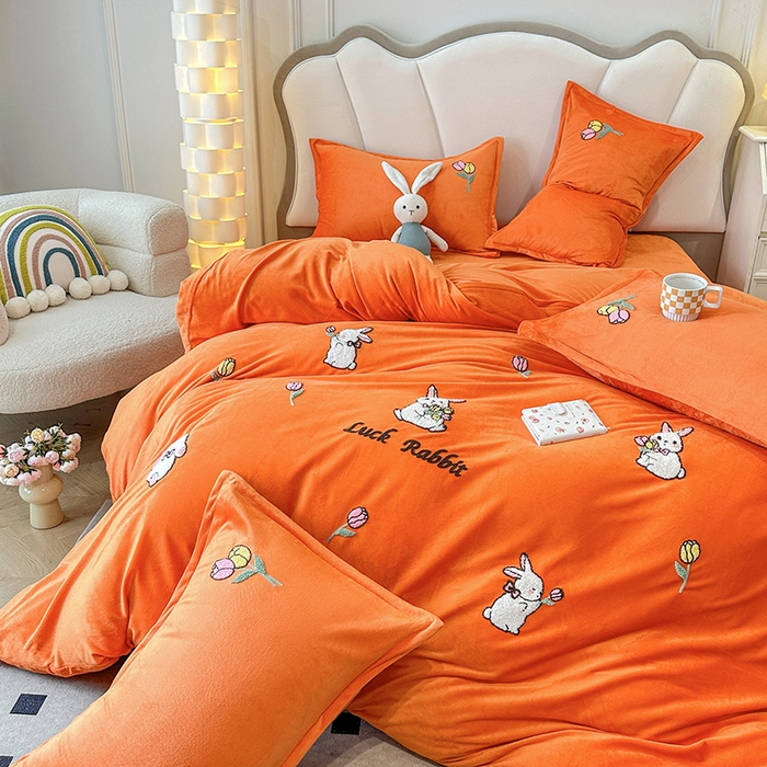 91家纺网 家纺一手货源 找家纺 提花大世界 2025新款宝宝绒绣花款牛奶绒婴儿绒保暖四件套 兔兔花园-橘色