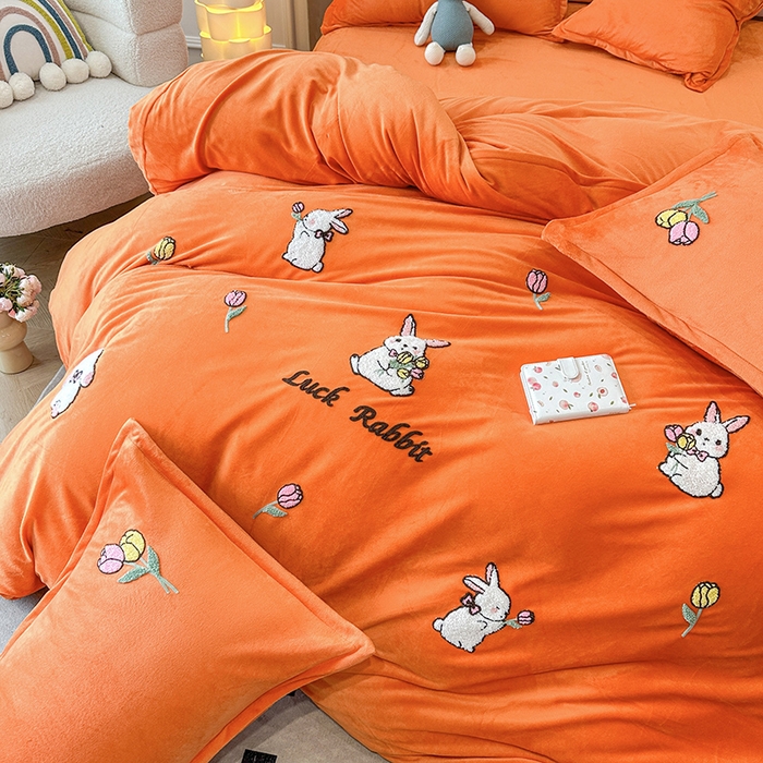 91家纺网 家纺一手货源 找家纺 提花大世界 2025新款宝宝绒绣花款牛奶绒婴儿绒保暖四件套 兔兔花园-橘色