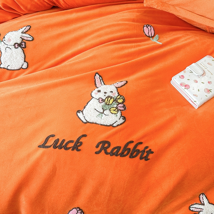 91家纺网 家纺一手货源 找家纺 提花大世界 2025新款宝宝绒绣花款牛奶绒婴儿绒保暖四件套 兔兔花园-橘色