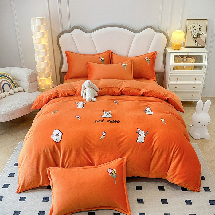 91家纺网 家纺一手货源 找家纺 提花大世界 2025新款宝宝绒绣花款牛奶绒婴儿绒保暖四件套 兔兔花园-橘色