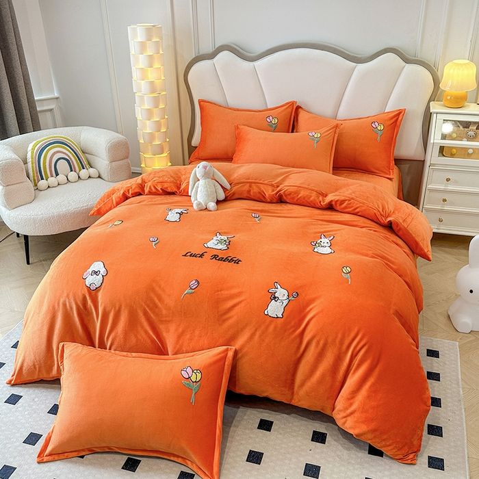 91家纺网 家纺一手货源 找家纺 提花大世界 2025新款宝宝绒绣花款牛奶绒婴儿绒保暖四件套 兔兔花园-橘色