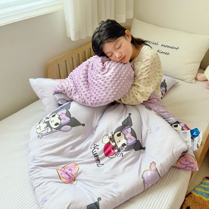 91家纺网 家纺一手货源 找家纺 心卓 2025年新款直播三丽鸥针织棉豆豆被冬被子被芯学生儿童成人款苹果库洛米