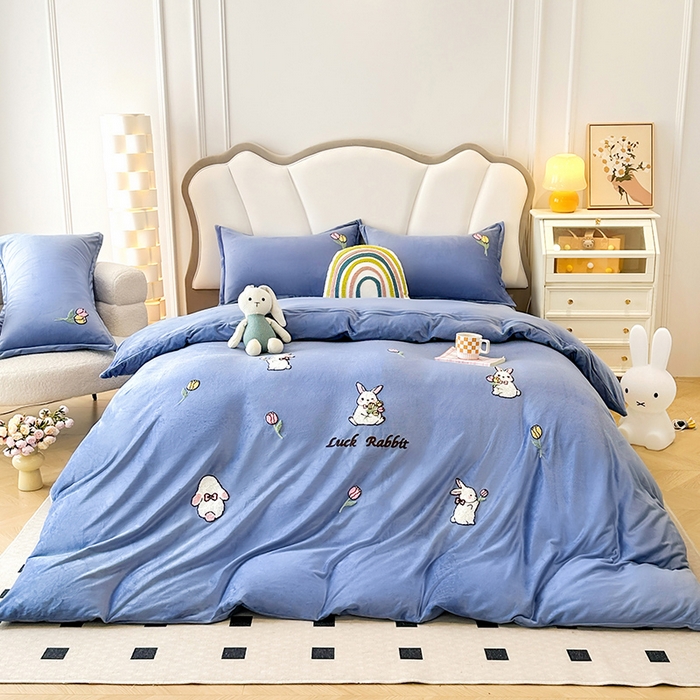 91家纺网 家纺一手货源 找家纺 提花大世界 2025新款宝宝绒绣花款牛奶绒婴儿绒保暖四件套 兔兔花园-蓝色