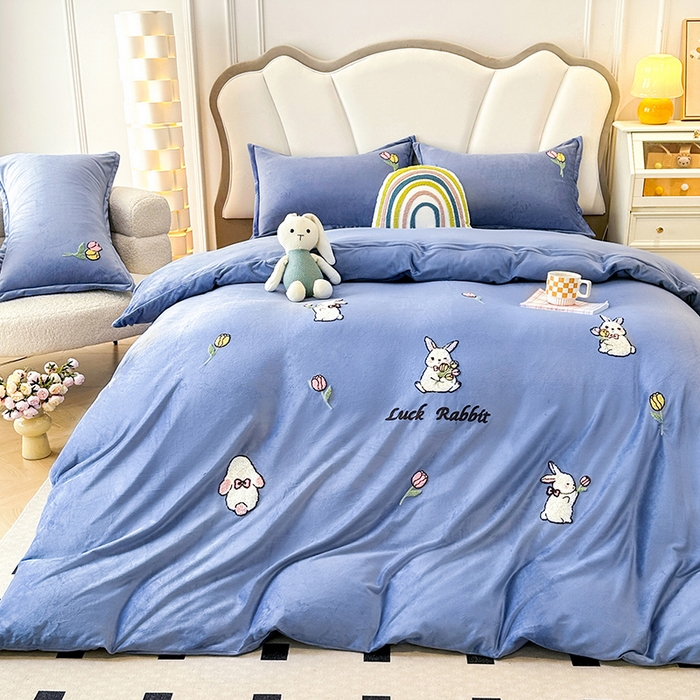 91家纺网 家纺一手货源 找家纺 提花大世界 2025新款宝宝绒绣花款牛奶绒婴儿绒保暖四件套 兔兔花园-蓝色