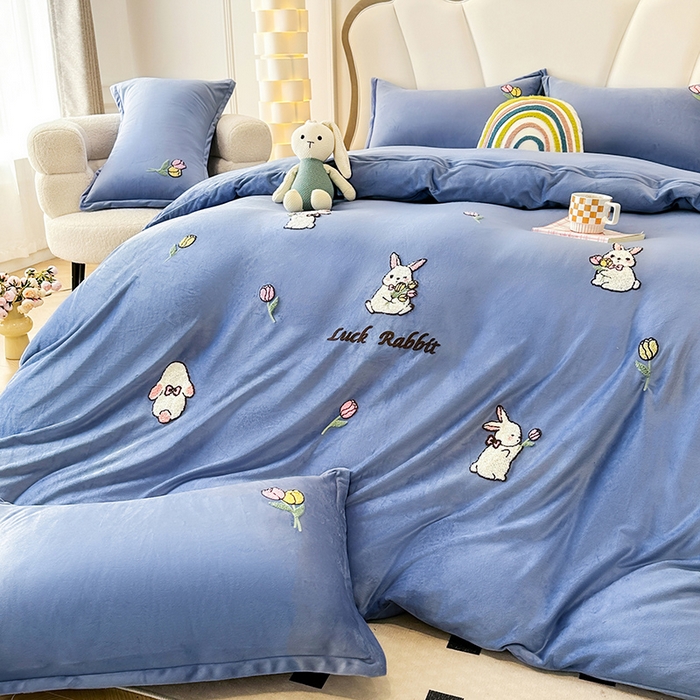 91家纺网 家纺一手货源 找家纺 提花大世界 2025新款宝宝绒绣花款牛奶绒婴儿绒保暖四件套 兔兔花园-蓝色