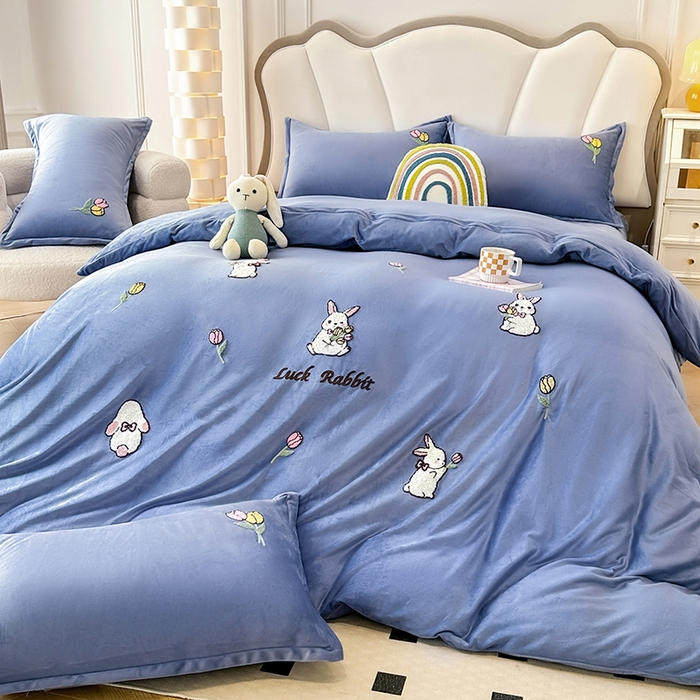 91家纺网 家纺一手货源 找家纺 提花大世界 2025新款宝宝绒绣花款牛奶绒婴儿绒保暖四件套 兔兔花园-蓝色