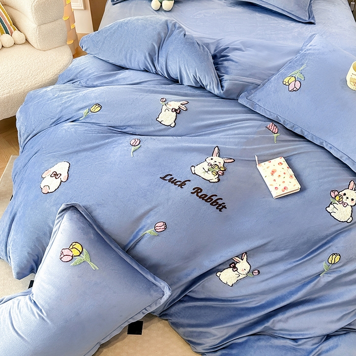 91家纺网 家纺一手货源 找家纺 提花大世界 2025新款宝宝绒绣花款牛奶绒婴儿绒保暖四件套 兔兔花园-蓝色