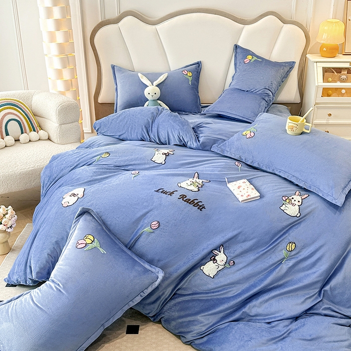 91家纺网 家纺一手货源 找家纺 提花大世界 2025新款宝宝绒绣花款牛奶绒婴儿绒保暖四件套 兔兔花园-蓝色