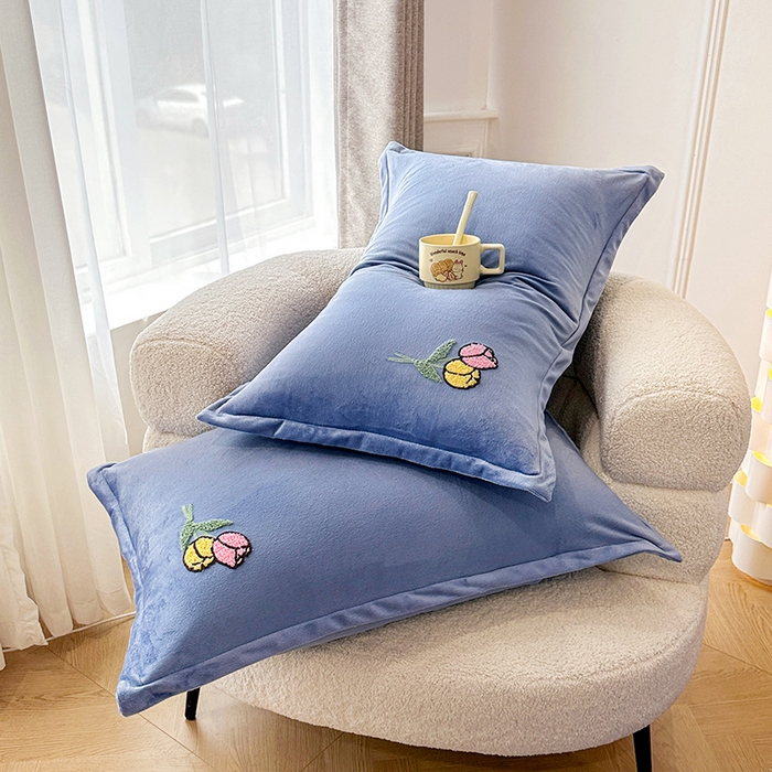 91家纺网 家纺一手货源 找家纺 提花大世界 2025新款宝宝绒绣花款牛奶绒婴儿绒保暖四件套 兔兔花园-蓝色