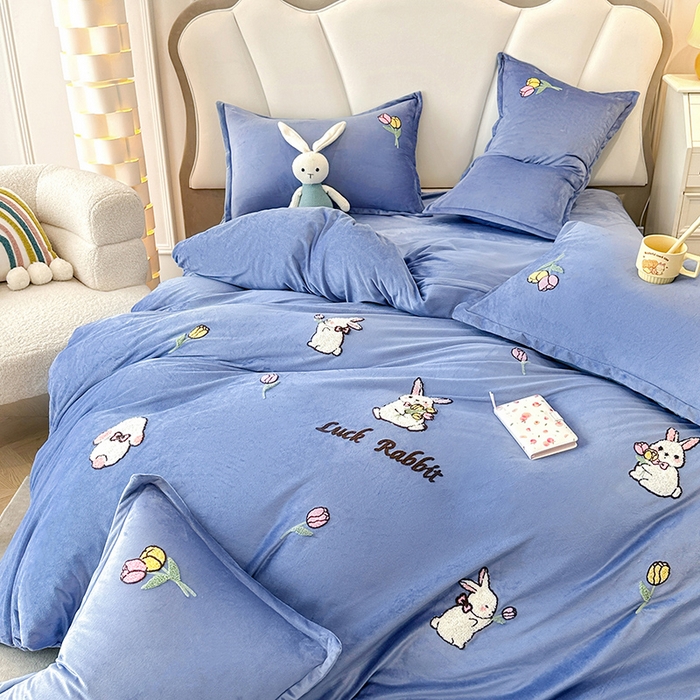 91家纺网 家纺一手货源 找家纺 提花大世界 2025新款宝宝绒绣花款牛奶绒婴儿绒保暖四件套 兔兔花园-蓝色