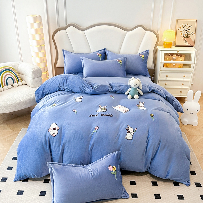 91家纺网 家纺一手货源 找家纺 提花大世界 2025新款宝宝绒绣花款牛奶绒婴儿绒保暖四件套 兔兔花园-蓝色