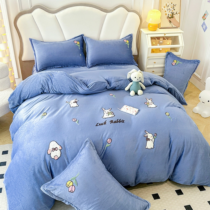 91家纺网 家纺一手货源 找家纺 提花大世界 2025新款宝宝绒绣花款牛奶绒婴儿绒保暖四件套 兔兔花园-蓝色