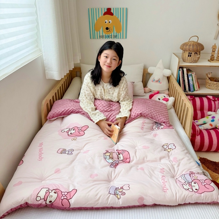 91家纺网 家纺一手货源 找家纺 心卓 2025年新款直播三丽鸥针织棉豆豆被冬被子被芯学生儿童成人款小熊美乐蒂