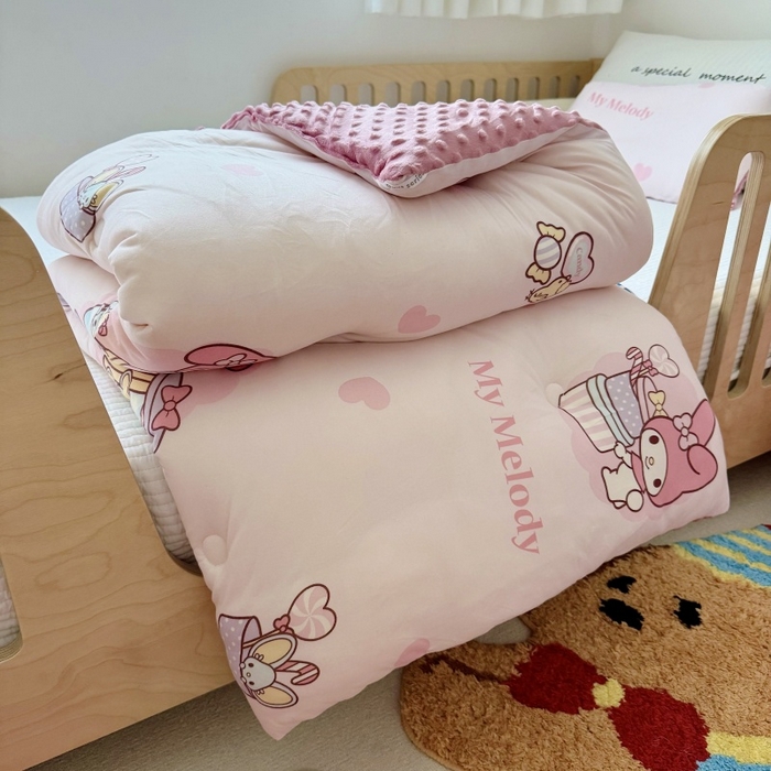 91家纺网 家纺一手货源 找家纺 心卓 2025年新款直播三丽鸥针织棉豆豆被冬被子被芯学生儿童成人款小熊美乐蒂