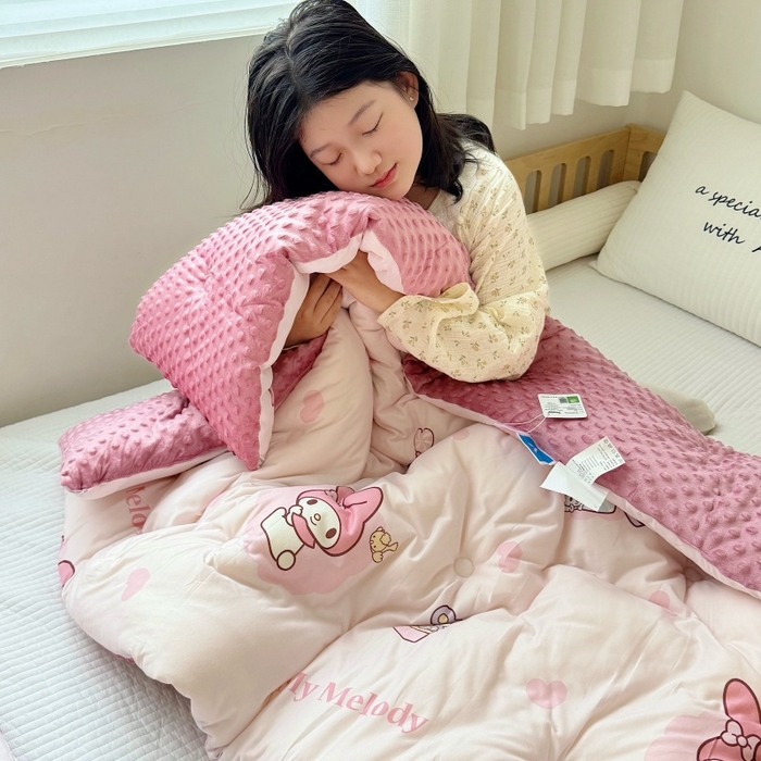 91家纺网 家纺一手货源 找家纺 心卓 2025年新款直播三丽鸥针织棉豆豆被冬被子被芯学生儿童成人款小熊美乐蒂