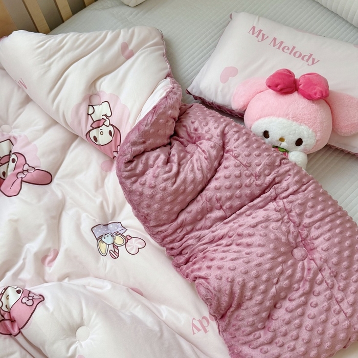 91家纺网 家纺一手货源 找家纺 心卓 2025年新款直播三丽鸥针织棉豆豆被冬被子被芯学生儿童成人款小熊美乐蒂