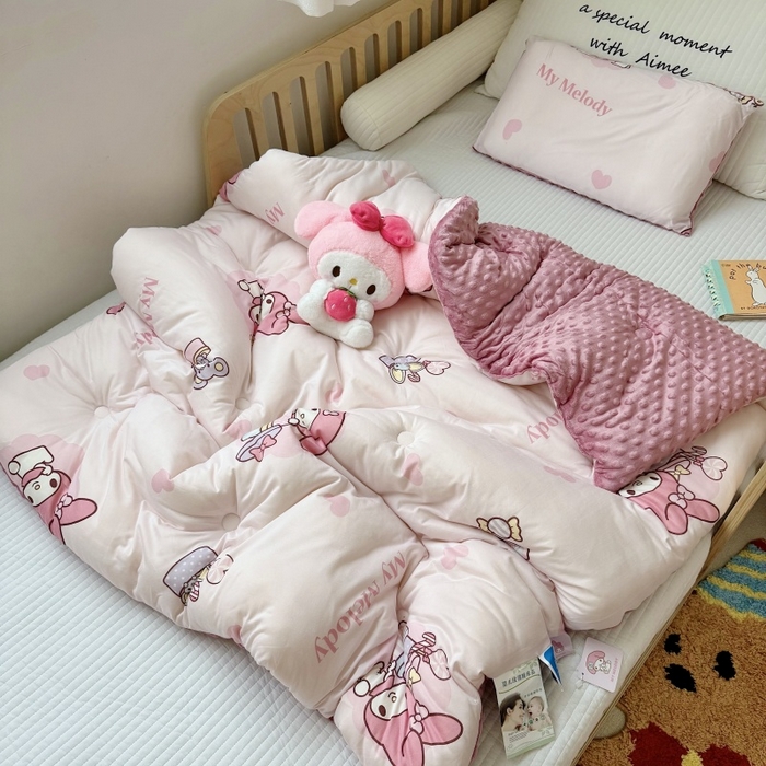 91家纺网 家纺一手货源 找家纺 心卓 2025年新款直播三丽鸥针织棉豆豆被冬被子被芯学生儿童成人款小熊美乐蒂