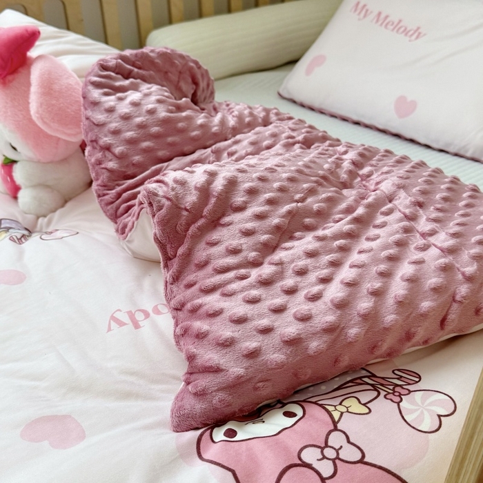 91家纺网 家纺一手货源 找家纺 心卓 2025年新款直播三丽鸥针织棉豆豆被冬被子被芯学生儿童成人款小熊美乐蒂