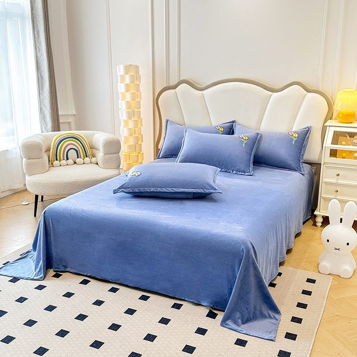 91家纺网 家纺一手货源 找家纺 提花大世界 2025新款宝宝绒绣花款牛奶绒婴儿绒保暖四件套 兔兔花园-蓝色