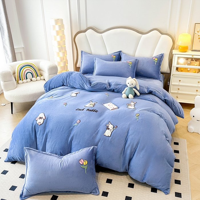 91家纺网 家纺一手货源 找家纺 提花大世界 2025新款宝宝绒绣花款牛奶绒婴儿绒保暖四件套 兔兔花园-蓝色