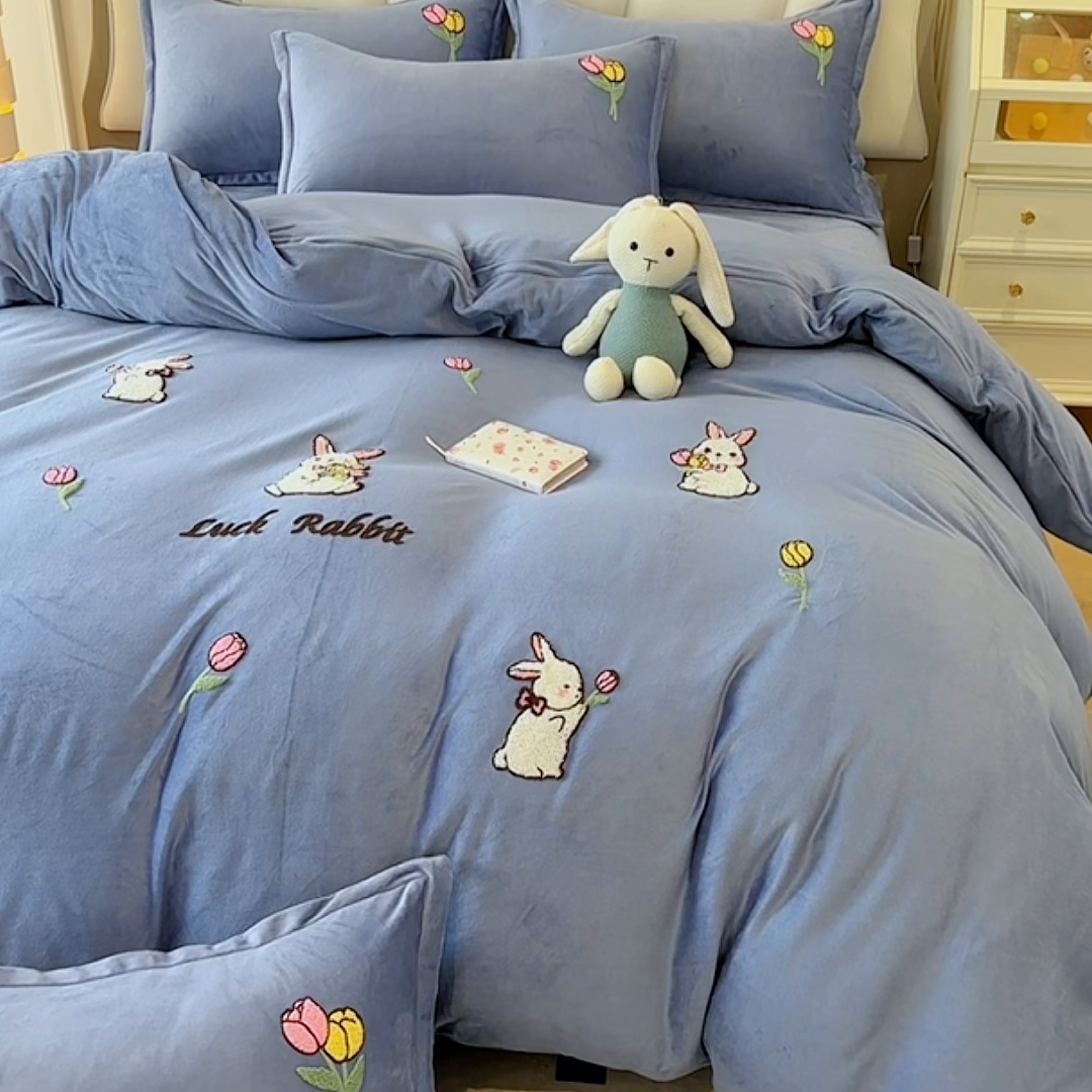 91家纺网 家纺一手货源 找家纺 提花大世界 2025新款宝宝绒绣花款牛奶绒婴儿绒保暖四件套 兔兔花园-蓝色