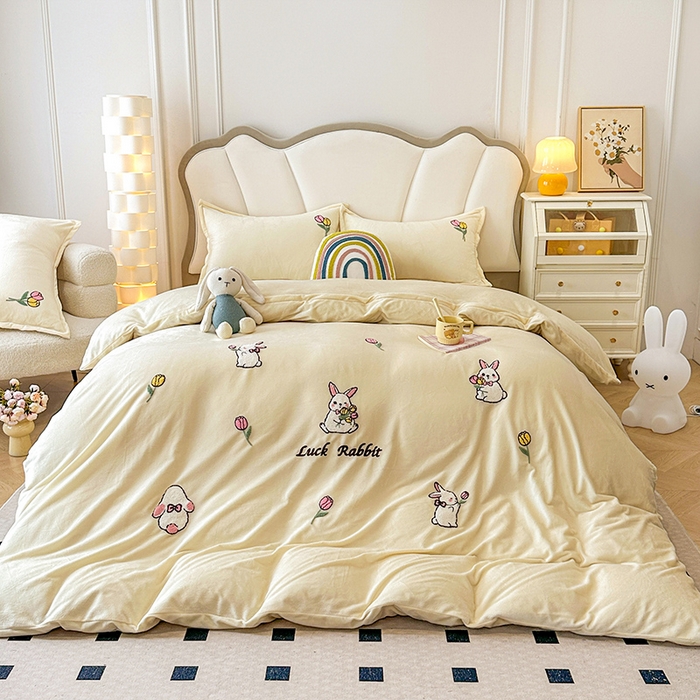 91家纺网 家纺一手货源 找家纺 提花大世界 2025新款宝宝绒绣花款牛奶绒婴儿绒保暖四件套 兔兔花园-奶白