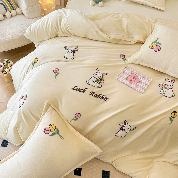 91家纺网 家纺一手货源 找家纺 提花大世界 2025新款宝宝绒绣花款牛奶绒婴儿绒保暖四件套 兔兔花园-奶白