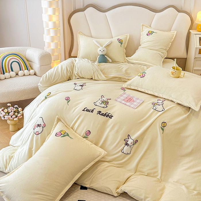 91家纺网 家纺一手货源 找家纺 提花大世界 2025新款宝宝绒绣花款牛奶绒婴儿绒保暖四件套 兔兔花园-奶白