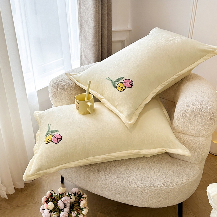 91家纺网 家纺一手货源 找家纺 提花大世界 2025新款宝宝绒绣花款牛奶绒婴儿绒保暖四件套 兔兔花园-奶白