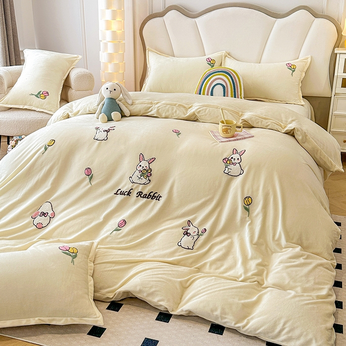 91家纺网 家纺一手货源 找家纺 提花大世界 2025新款宝宝绒绣花款牛奶绒婴儿绒保暖四件套 兔兔花园-奶白