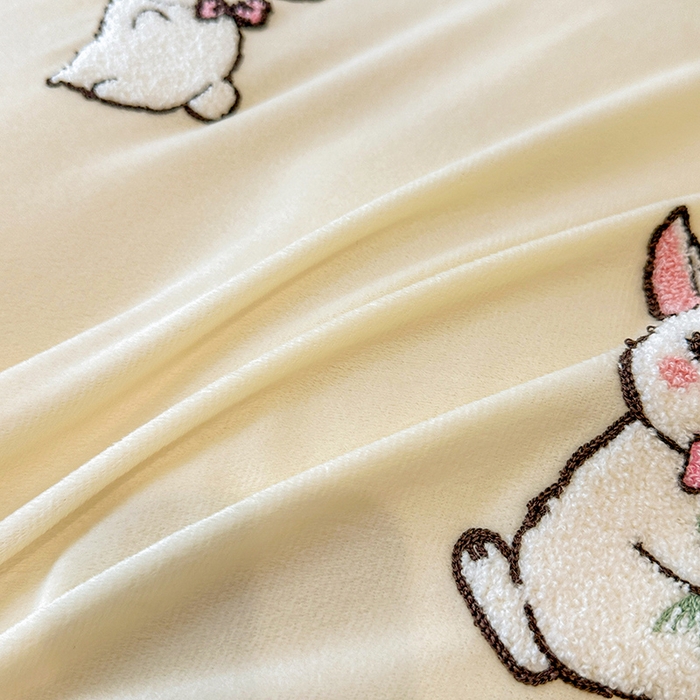 91家纺网 家纺一手货源 找家纺 提花大世界 2025新款宝宝绒绣花款牛奶绒婴儿绒保暖四件套 兔兔花园-奶白