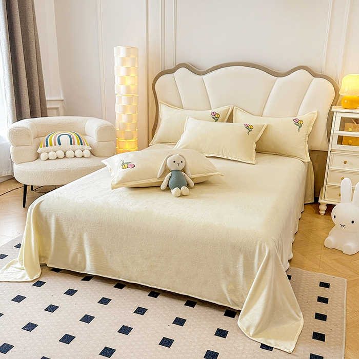 91家纺网 家纺一手货源 找家纺 提花大世界 2025新款宝宝绒绣花款牛奶绒婴儿绒保暖四件套 兔兔花园-奶白