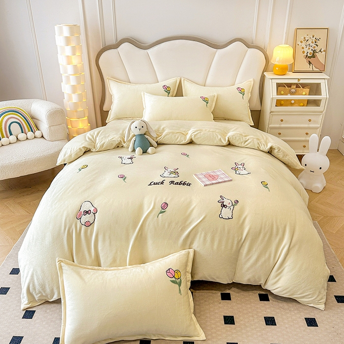 91家纺网 家纺一手货源 找家纺 提花大世界 2025新款宝宝绒绣花款牛奶绒婴儿绒保暖四件套 兔兔花园-奶白