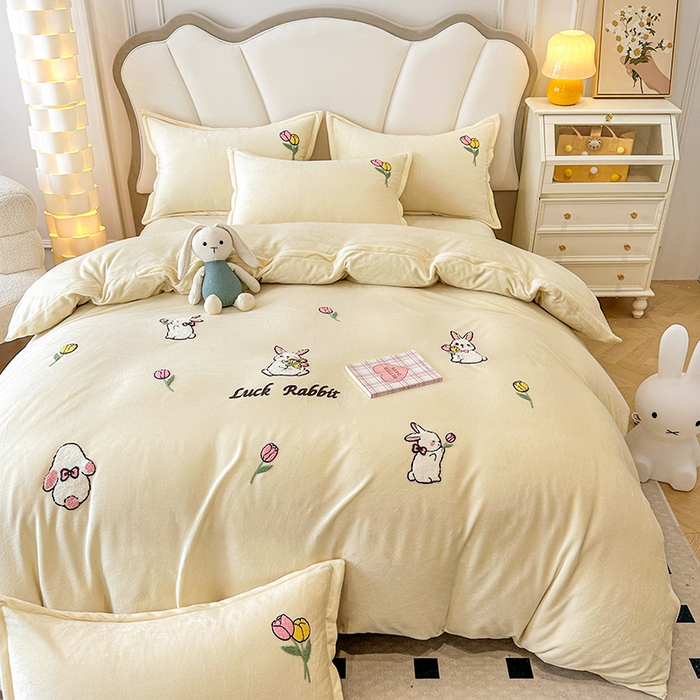 91家纺网 家纺一手货源 找家纺 提花大世界 2025新款宝宝绒绣花款牛奶绒婴儿绒保暖四件套 兔兔花园-奶白