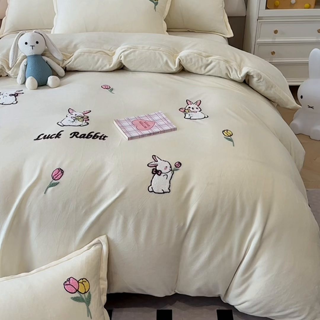 91家纺网 家纺一手货源 找家纺 提花大世界 2025新款宝宝绒绣花款牛奶绒婴儿绒保暖四件套 兔兔花园-奶白