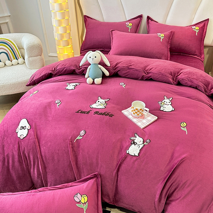 91家纺网 家纺一手货源 找家纺 提花大世界 2025新款宝宝绒绣花款牛奶绒婴儿绒保暖四件套 兔兔花园-深豆沙