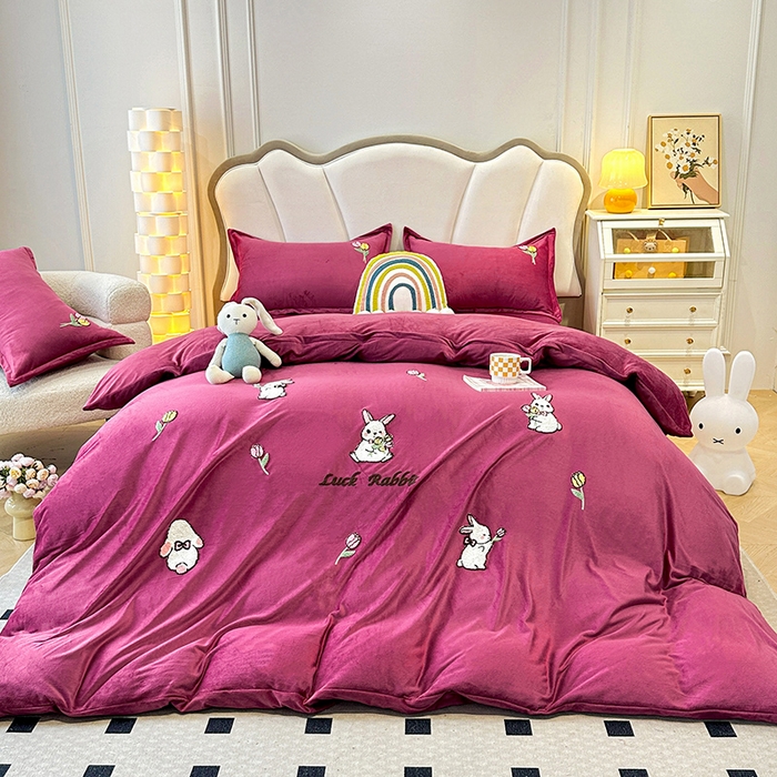 91家纺网 家纺一手货源 找家纺 提花大世界 2025新款宝宝绒绣花款牛奶绒婴儿绒保暖四件套 兔兔花园-深豆沙