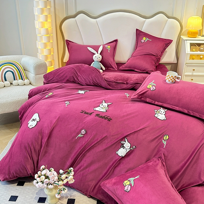 91家纺网 家纺一手货源 找家纺 提花大世界 2025新款宝宝绒绣花款牛奶绒婴儿绒保暖四件套 兔兔花园-深豆沙