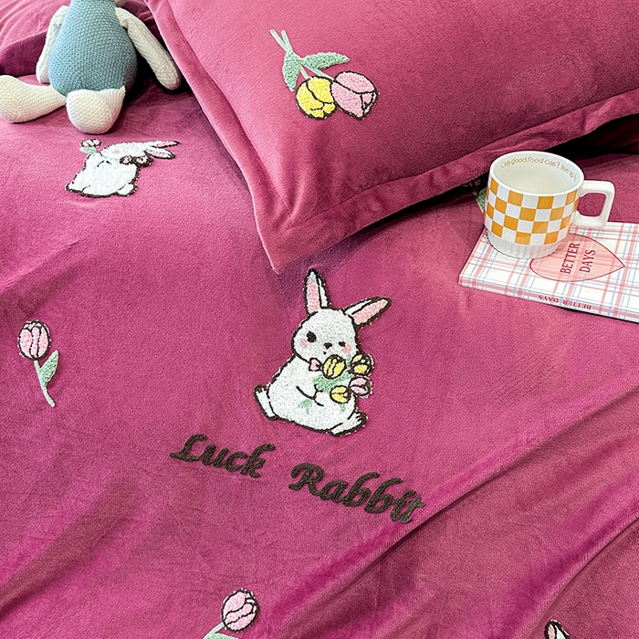 91家纺网 家纺一手货源 找家纺 提花大世界 2025新款宝宝绒绣花款牛奶绒婴儿绒保暖四件套 兔兔花园-深豆沙