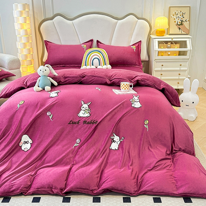 91家纺网 家纺一手货源 找家纺 提花大世界 2025新款宝宝绒绣花款牛奶绒婴儿绒保暖四件套 兔兔花园-深豆沙