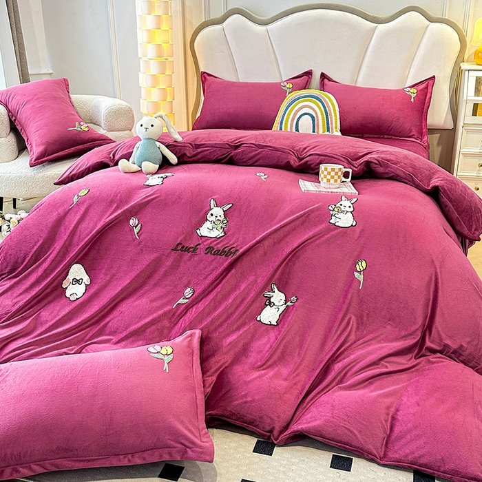 91家纺网 家纺一手货源 找家纺 提花大世界 2025新款宝宝绒绣花款牛奶绒婴儿绒保暖四件套 兔兔花园-深豆沙