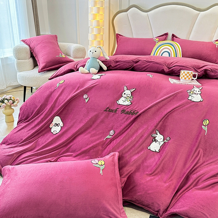 91家纺网 家纺一手货源 找家纺 提花大世界 2025新款宝宝绒绣花款牛奶绒婴儿绒保暖四件套 兔兔花园-深豆沙