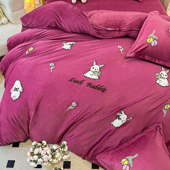 91家纺网 家纺一手货源 找家纺 提花大世界 2025新款宝宝绒绣花款牛奶绒婴儿绒保暖四件套 兔兔花园-深豆沙