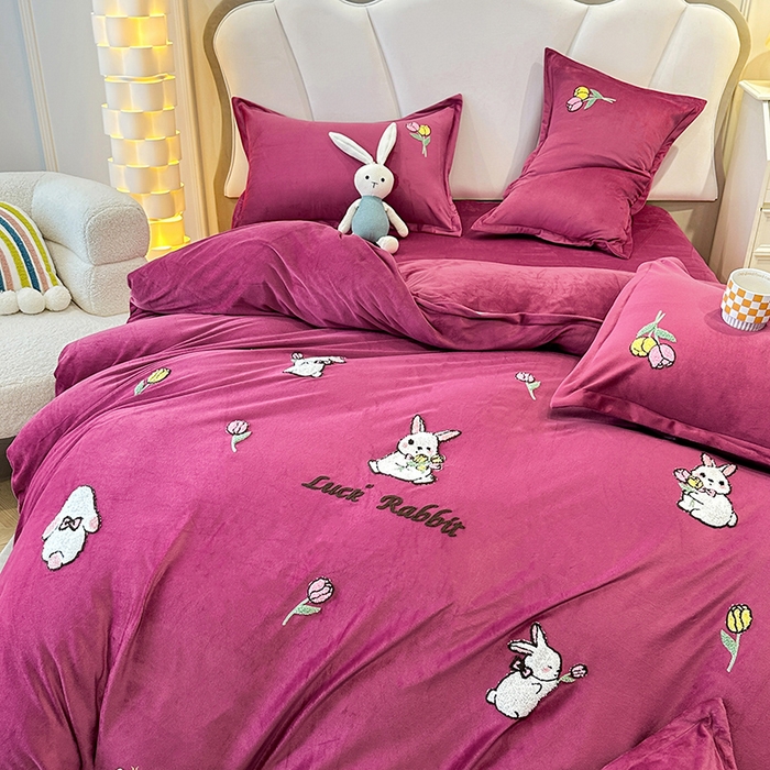 91家纺网 家纺一手货源 找家纺 提花大世界 2025新款宝宝绒绣花款牛奶绒婴儿绒保暖四件套 兔兔花园-深豆沙