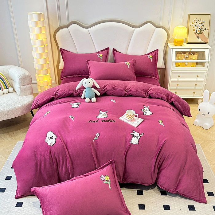 91家纺网 家纺一手货源 找家纺 提花大世界 2025新款宝宝绒绣花款牛奶绒婴儿绒保暖四件套 兔兔花园-深豆沙